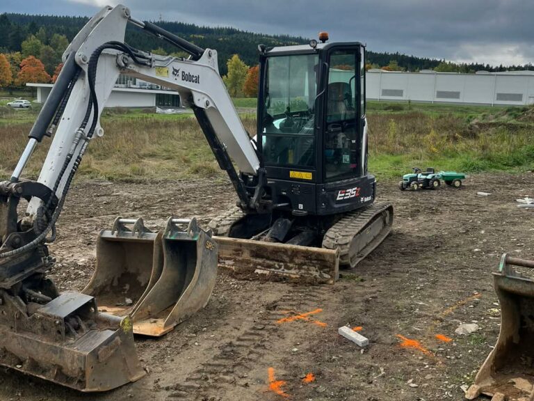 minibagr Bobcat E35z zemní práce